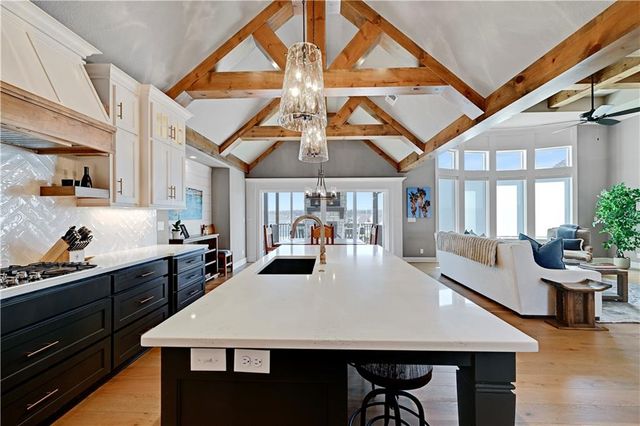 1111 Hillswick Lane, Raymore, MO 64083