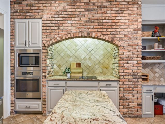 156 S Fork Drive, Hudson Oaks, TX 76087