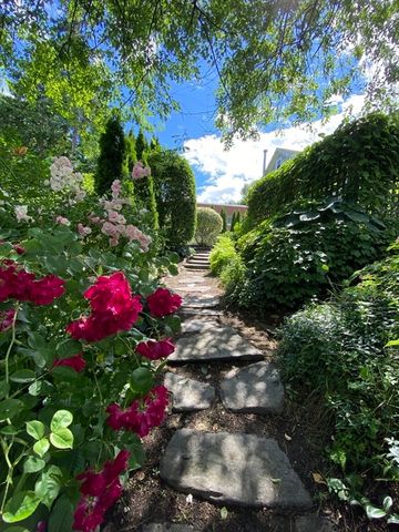 215 North St, Northampton, MA 01060