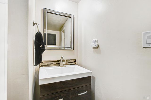 15289 Willow Rd, Guerneville, CA 95446