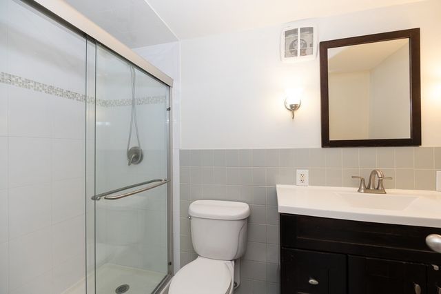 300 Lynn Shore Dr 307, Lynn, MA 01902
