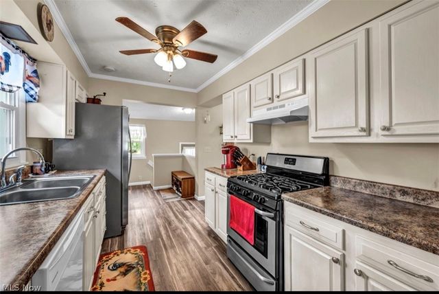77 S Crowell Avenue, Geneva, OH 44041