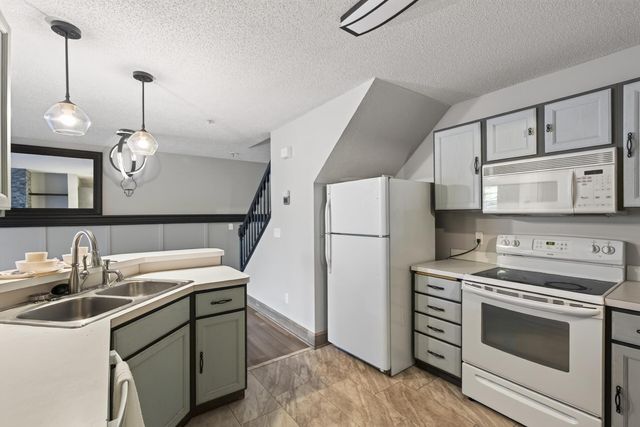 464 Heartland Court, Chanhassen, MN 55317