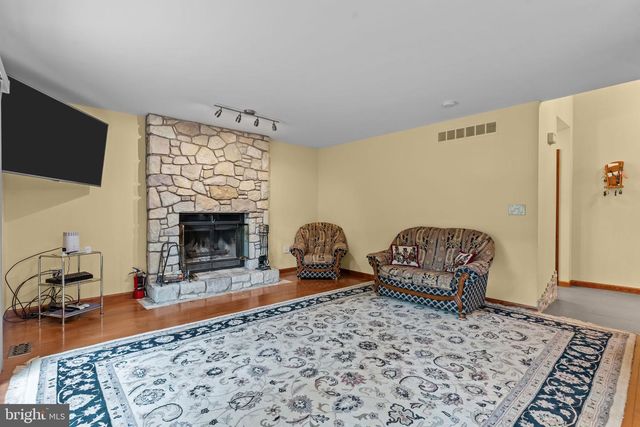 905 PEBBLE LN, Southampton, PA 18966