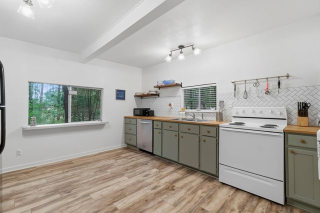 465 Creek Drive, Onalaska, TX 77360