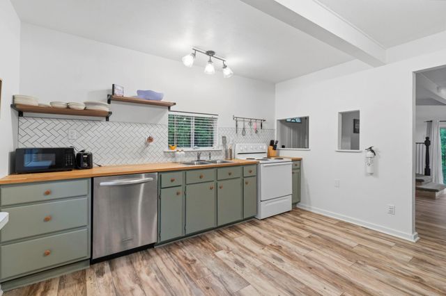 465 Creek Drive, Onalaska, TX 77360