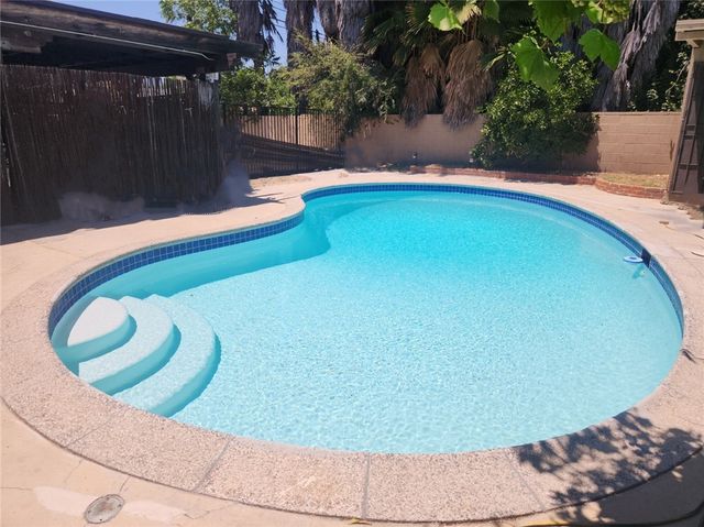 21057 Runnymede Street, Canoga Park (los Angeles), CA 91303