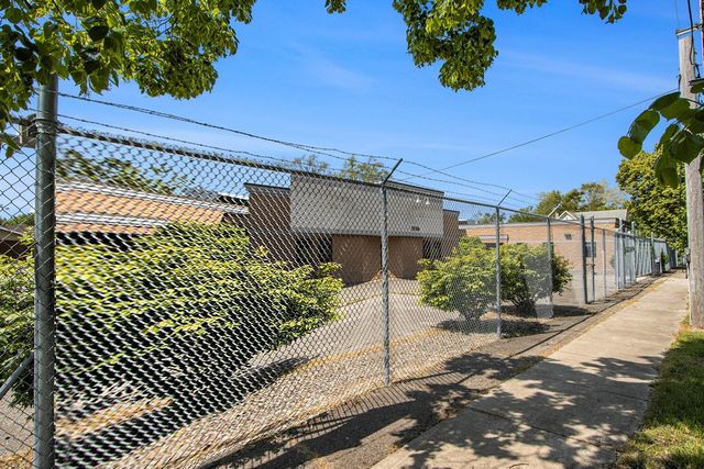 1206 E Crosstown Parkway, Kalamazoo, MI 49001