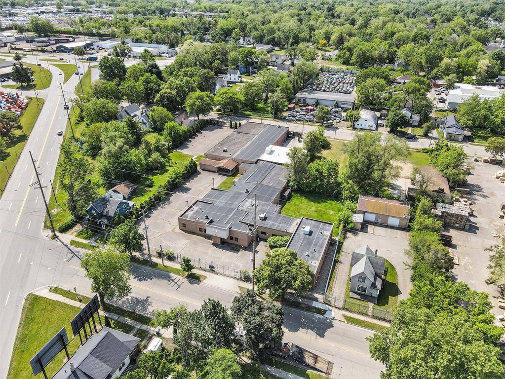 1206 E Crosstown Parkway, Kalamazoo, MI 49001