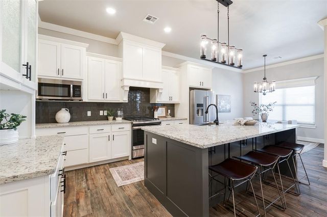 5521 Ledgestone Drive, Mustang, OK 73064