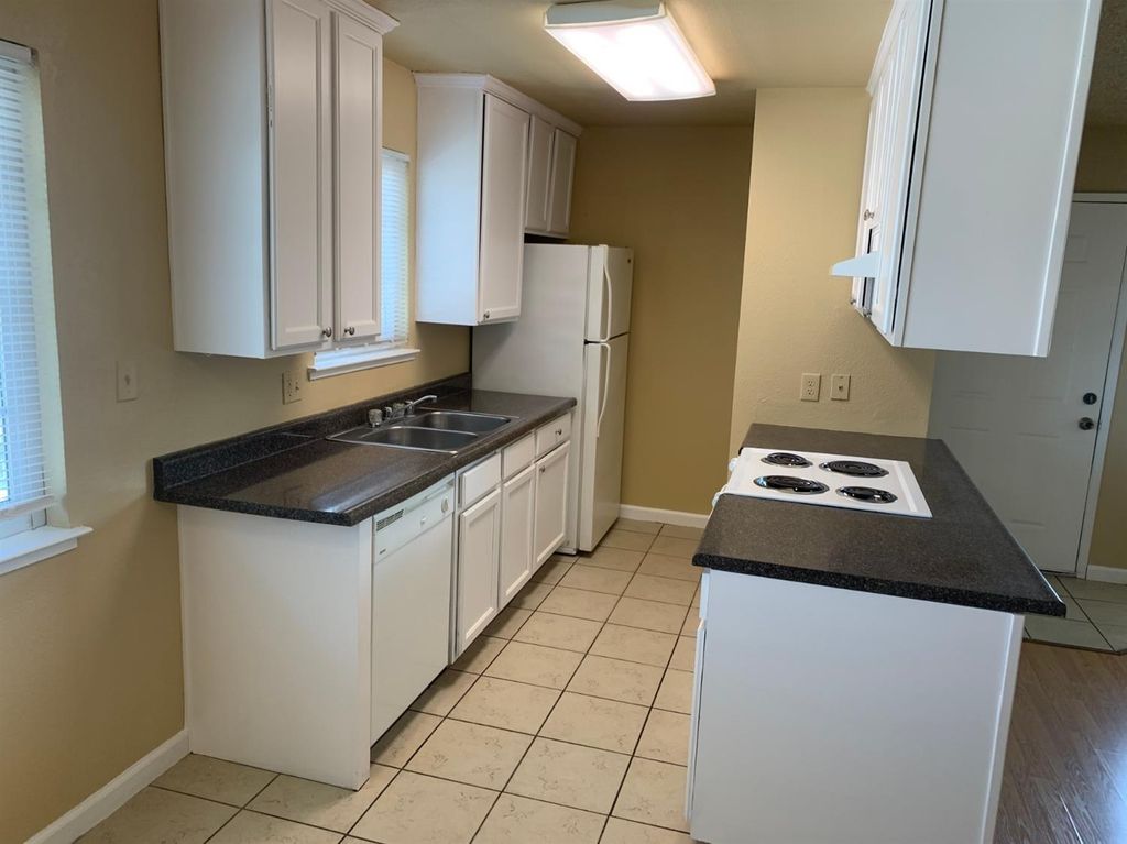 Image 10 of property listing at 495 W Santa Ana Avenue # 4, Clovis, CA 93612