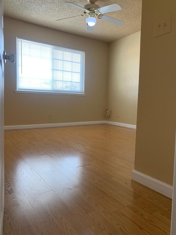 Image 11 of property listing at 495 W Santa Ana Avenue # 4, Clovis, CA 93612