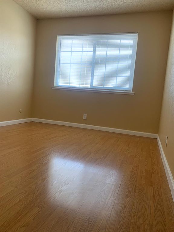 Image 12 of property listing at 495 W Santa Ana Avenue # 4, Clovis, CA 93612