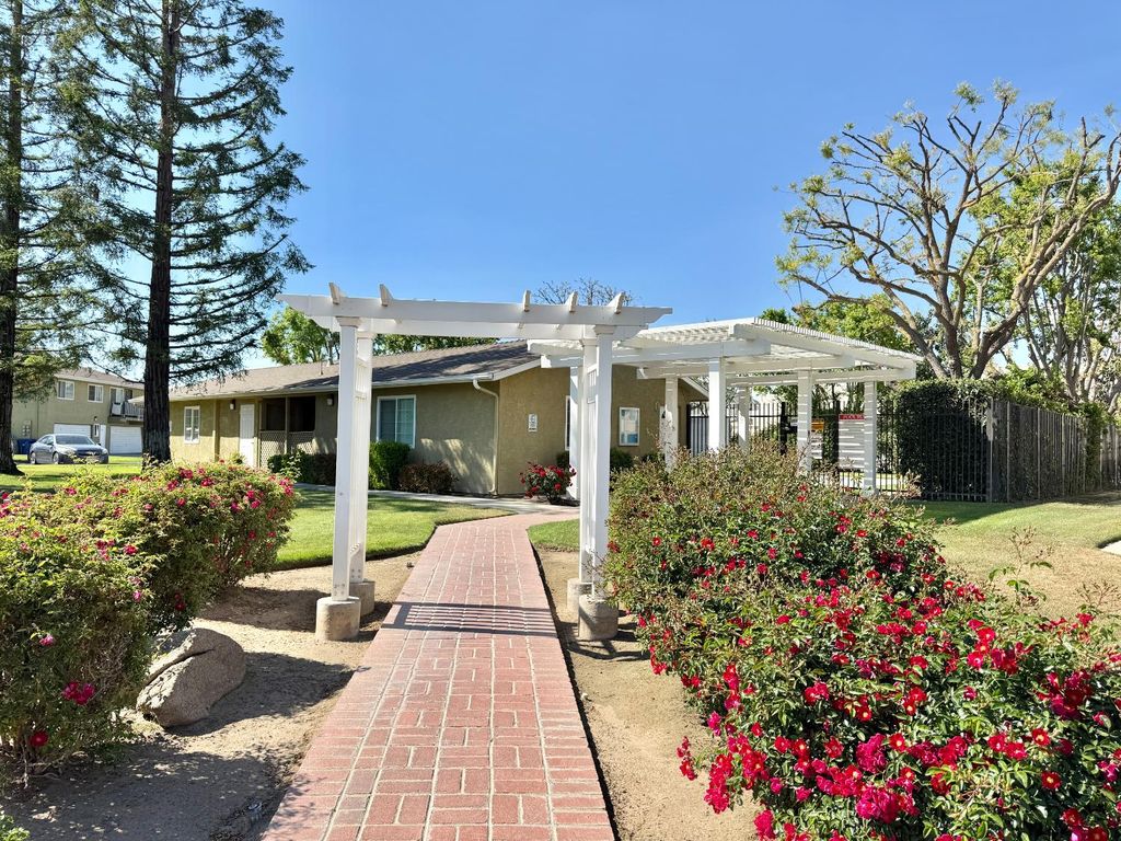 Image 18 of property listing at 495 W Santa Ana Avenue # 4, Clovis, CA 93612