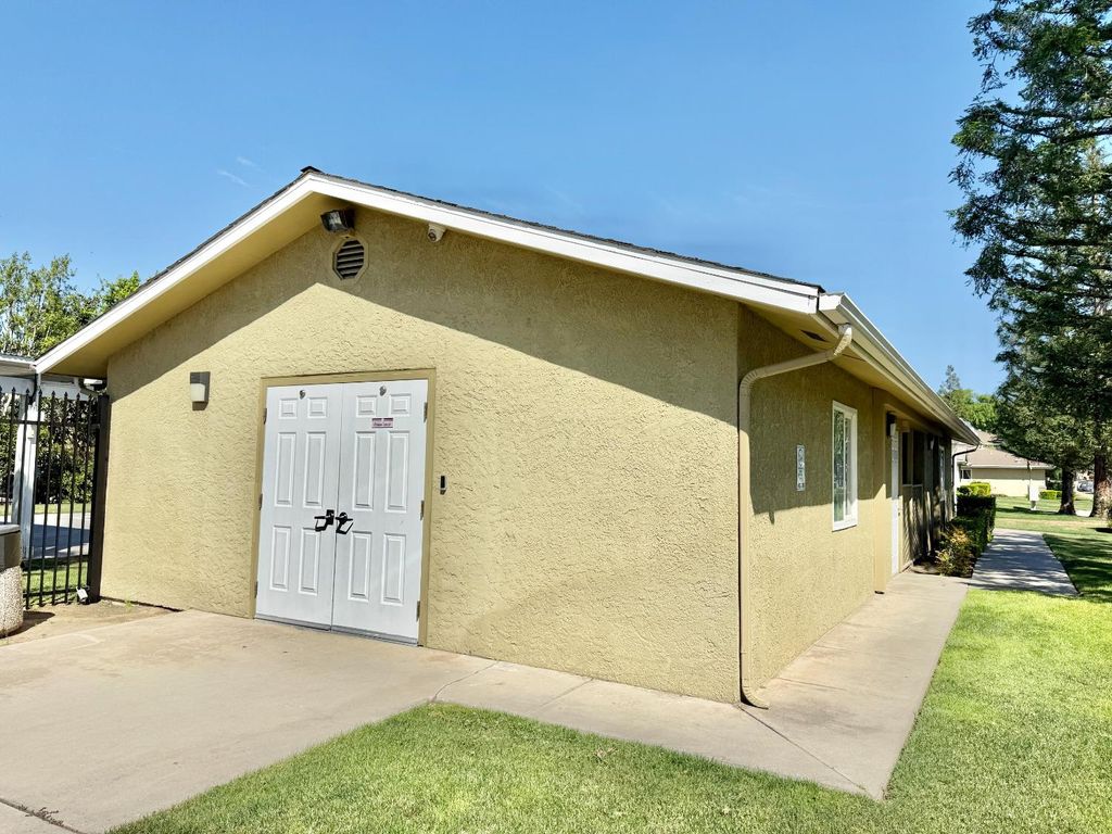 Image 25 of property listing at 495 W Santa Ana Avenue # 4, Clovis, CA 93612