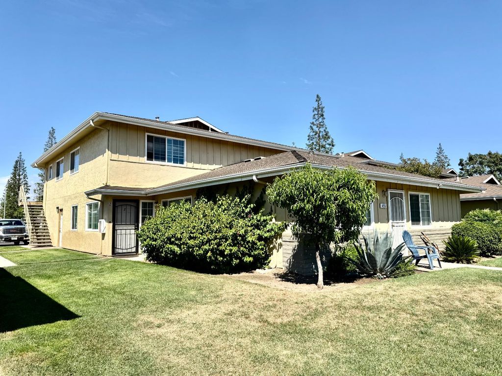 Image 3 of property listing at 495 W Santa Ana Avenue # 4, Clovis, CA 93612