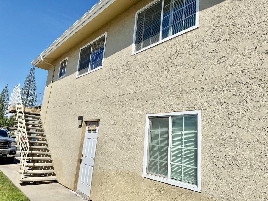 Image 4 of property listing at 495 W Santa Ana Avenue # 4, Clovis, CA 93612