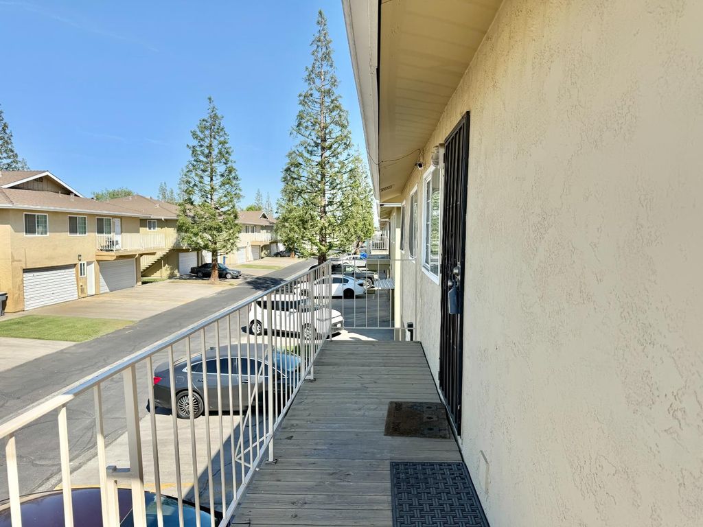 Image 5 of property listing at 495 W Santa Ana Avenue # 4, Clovis, CA 93612