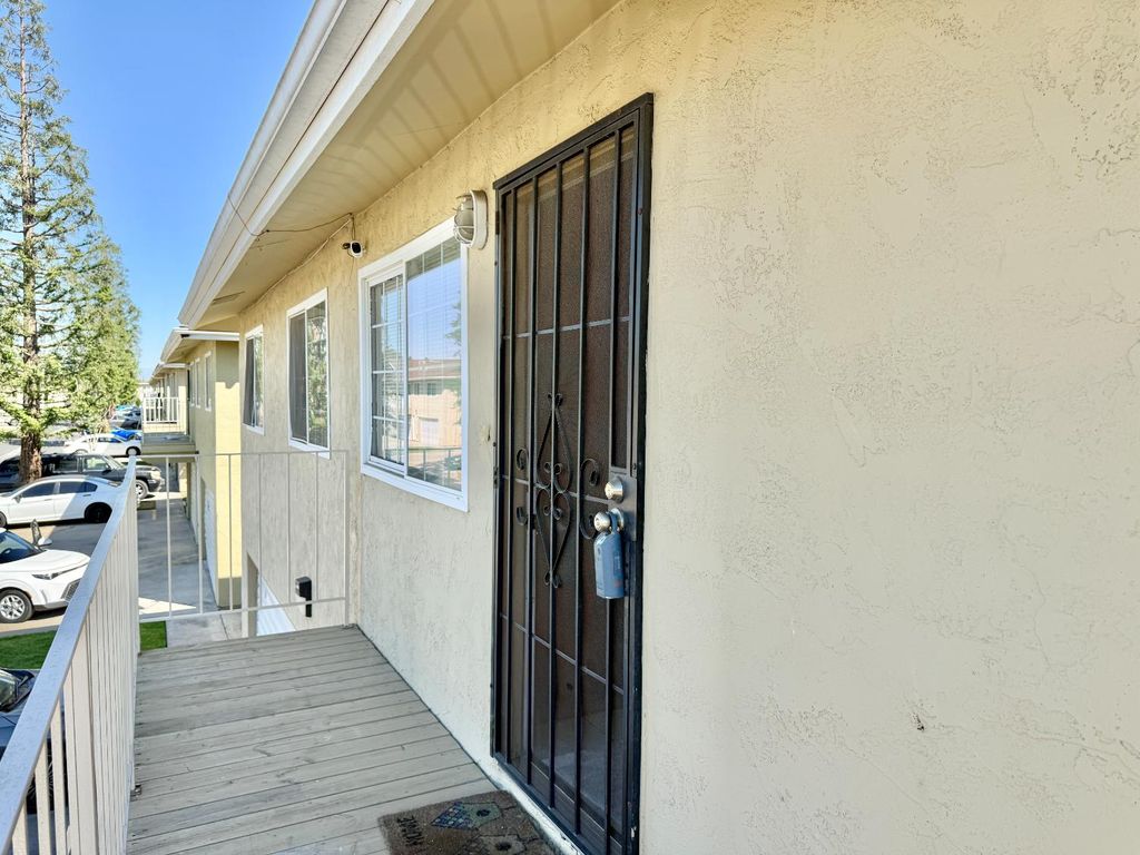 Image 6 of property listing at 495 W Santa Ana Avenue # 4, Clovis, CA 93612