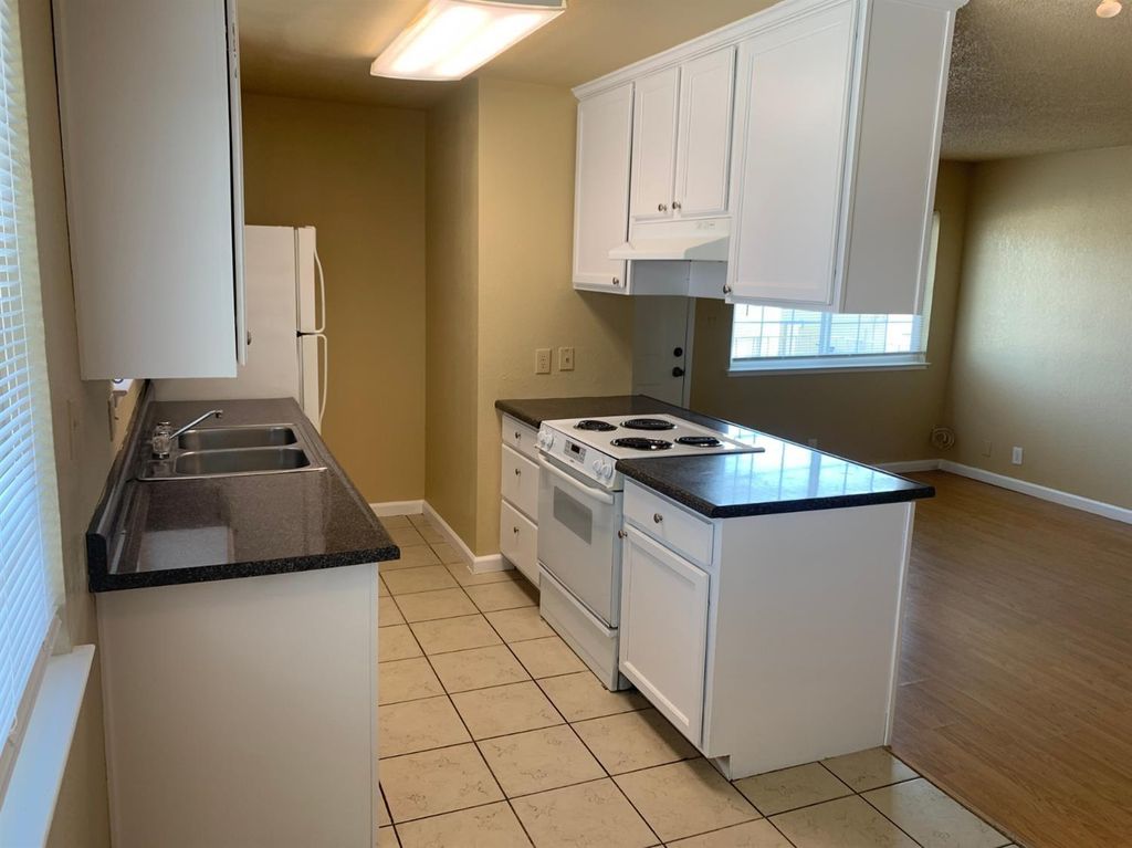 Image 7 of property listing at 495 W Santa Ana Avenue # 4, Clovis, CA 93612