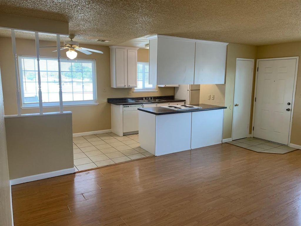 Image 8 of property listing at 495 W Santa Ana Avenue # 4, Clovis, CA 93612