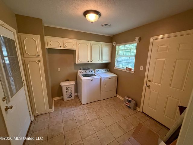 1842 Lake Trace Drive, Jackson, MS 39211