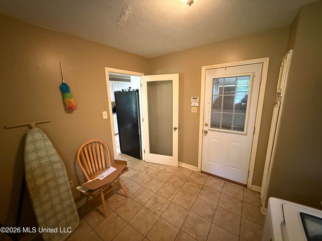 1842 Lake Trace Drive, Jackson, MS 39211