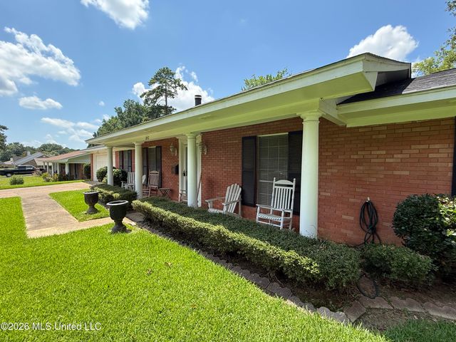 1842 Lake Trace Drive, Jackson, MS 39211
