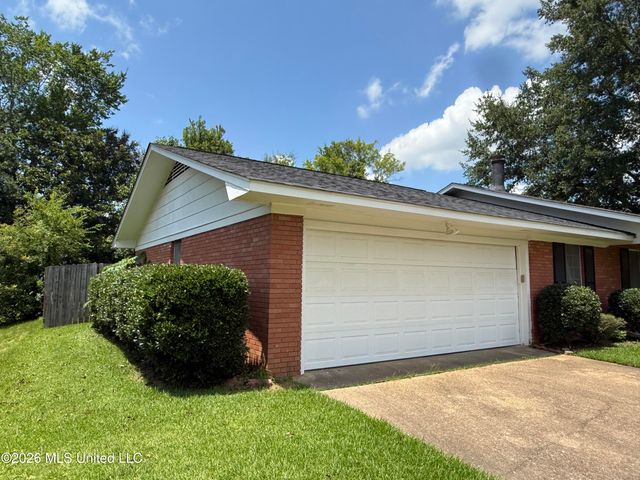 1842 Lake Trace Drive, Jackson, MS 39211