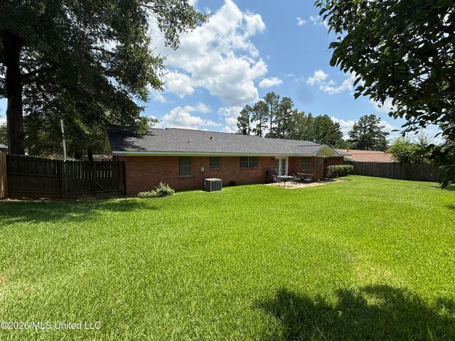 1842 Lake Trace Drive, Jackson, MS 39211