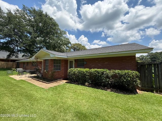 1842 Lake Trace Drive, Jackson, MS 39211