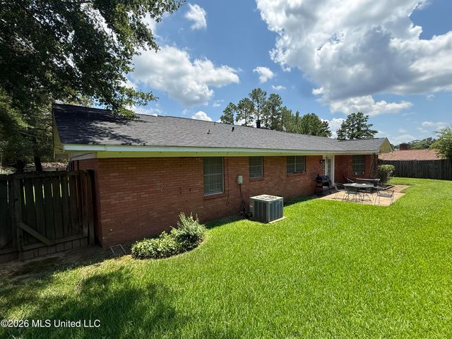 1842 Lake Trace Drive, Jackson, MS 39211