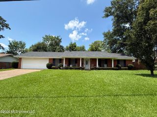 1842 Lake Trace Drive, Jackson, MS 39211