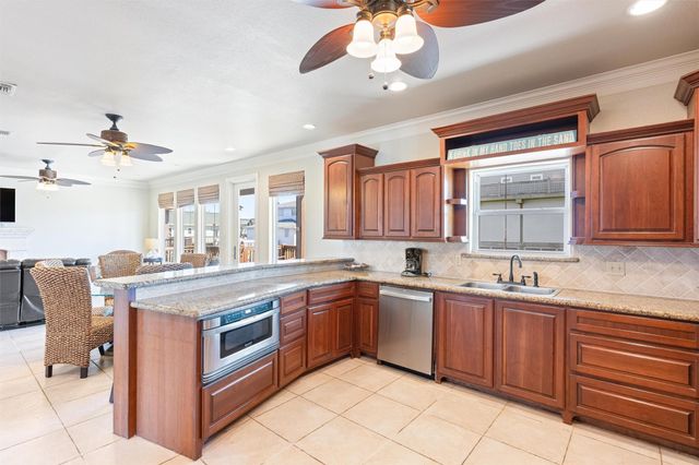 110 Ocean View Drive, Port Bolivar, TX 77650