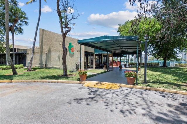 2786 Tennis Club Drive 102, West Palm Beach, FL 33417