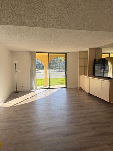 2786 Tennis Club Drive 102, West Palm Beach, FL 33417