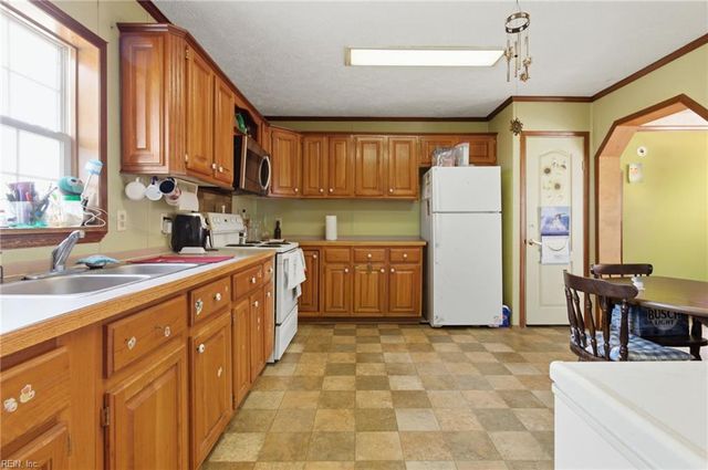 33241 Boothe RD, Ivor, VA 23866