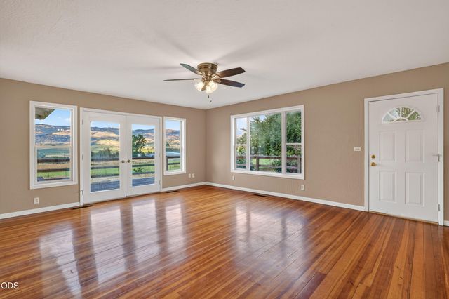 202 Pleasant View Road, Talent, OR 97540