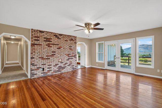 202 Pleasant View Road, Talent, OR 97540