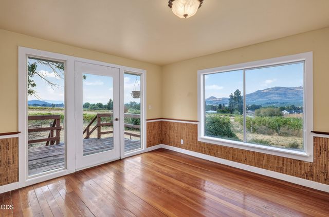 202 Pleasant View Road, Talent, OR 97540