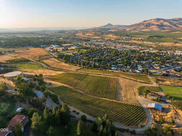 202 Pleasant View Road, Talent, OR 97540