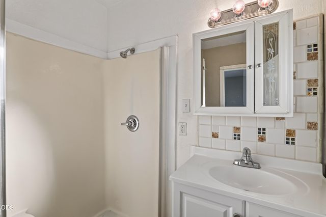 202 Pleasant View Road, Talent, OR 97540
