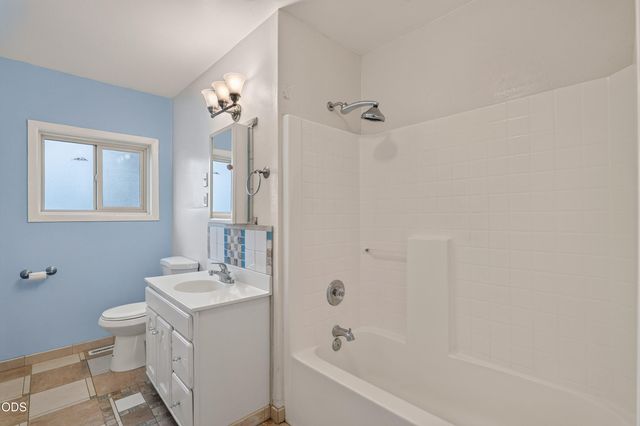 202 Pleasant View Road, Talent, OR 97540