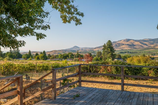 202 Pleasant View Road, Talent, OR 97540