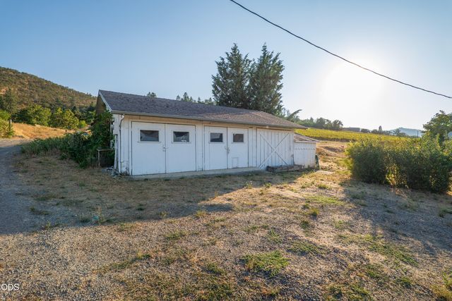 202 Pleasant View Road, Talent, OR 97540