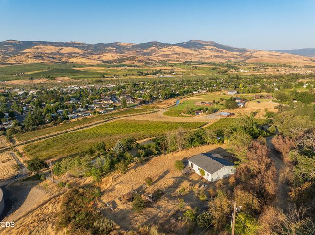 202 Pleasant View Road, Talent, OR 97540