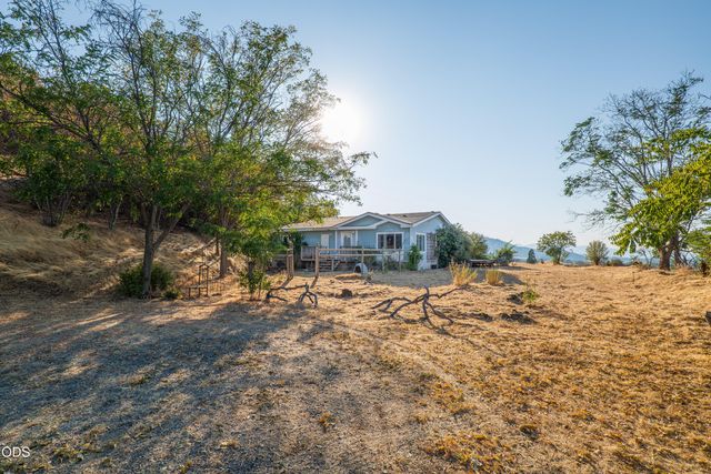 202 Pleasant View Road, Talent, OR 97540
