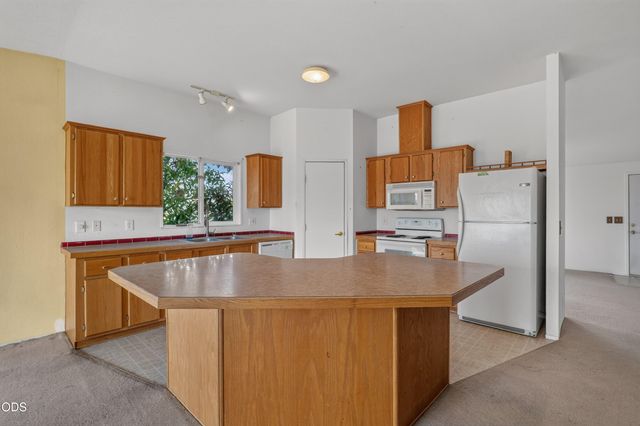 202 Pleasant View Road, Talent, OR 97540
