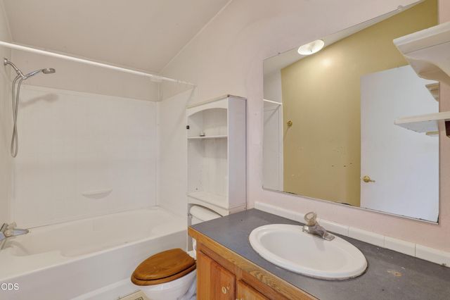 202 Pleasant View Road, Talent, OR 97540