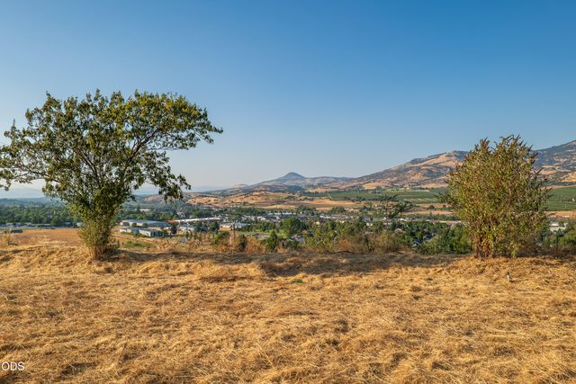 202 Pleasant View Road, Talent, OR 97540